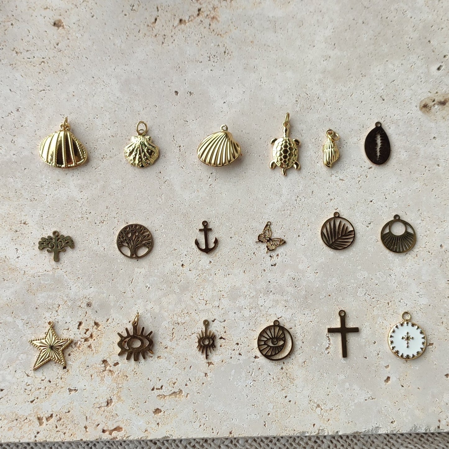 Nos charms en acier inoxydable dorés