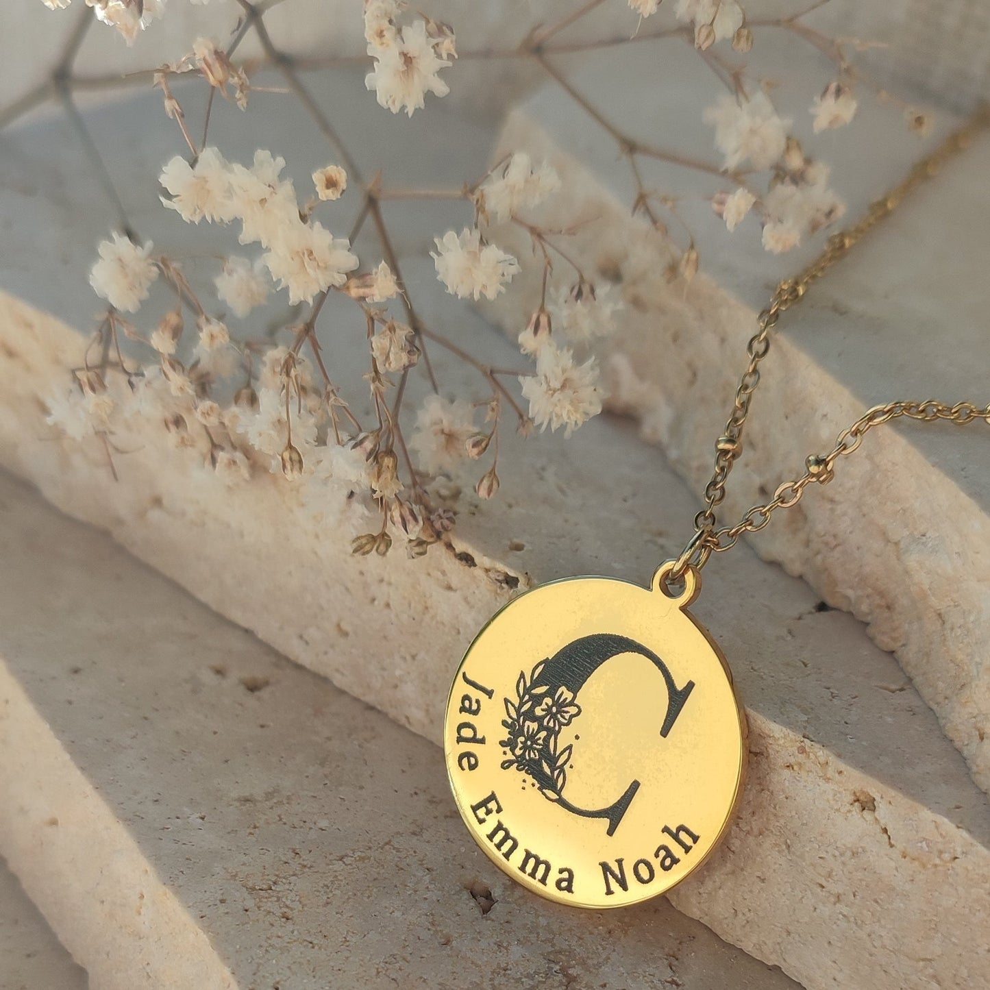 Collier à graver initiale florale : Création