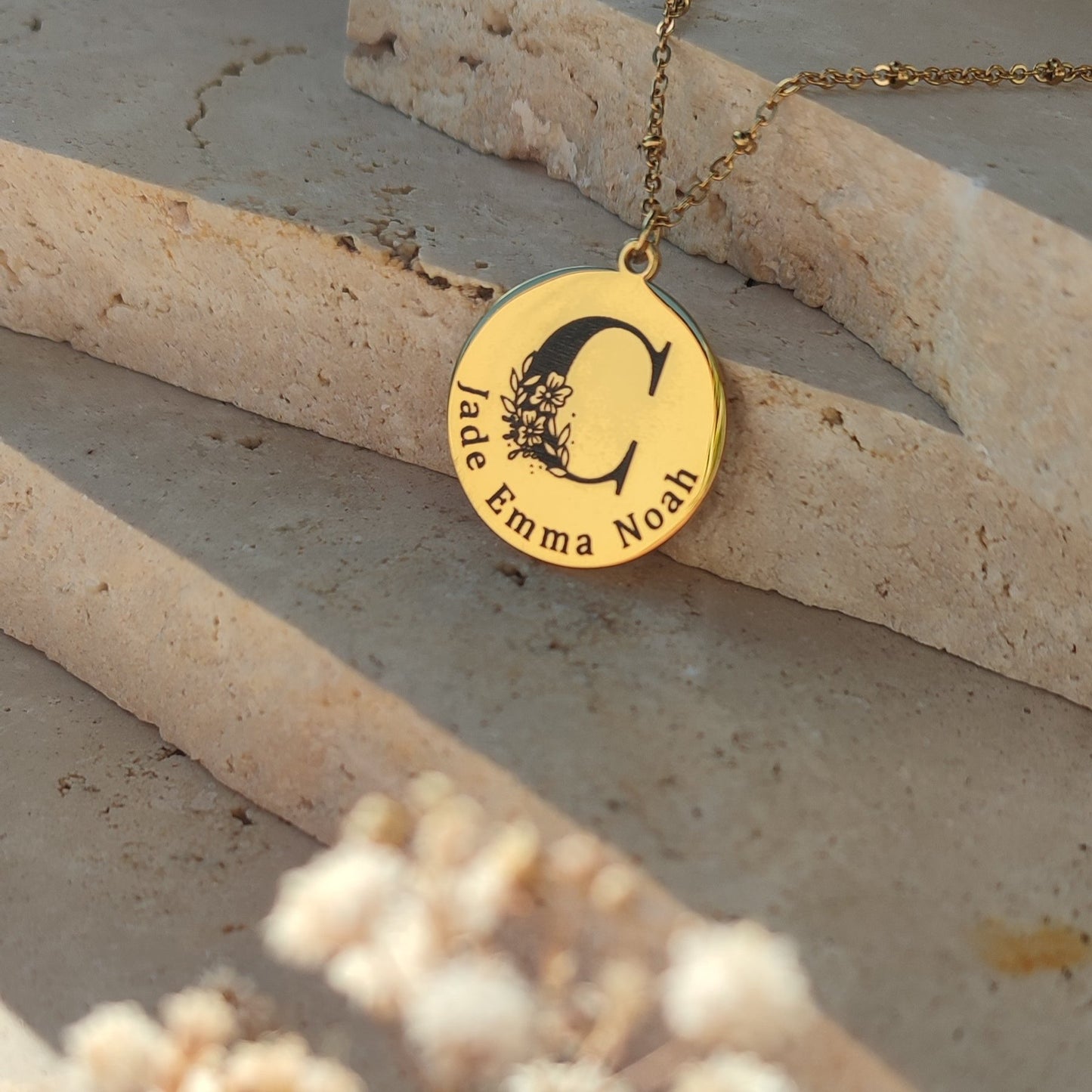 Collier à graver initiale florale : Création