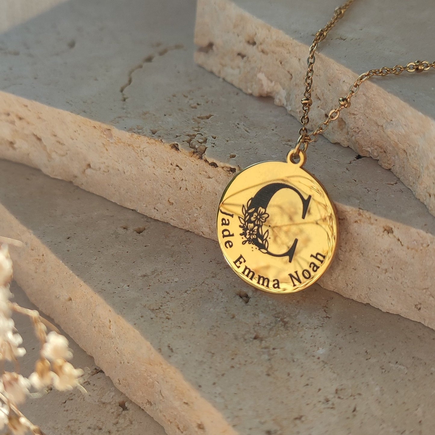Collier à graver initiale florale : Création