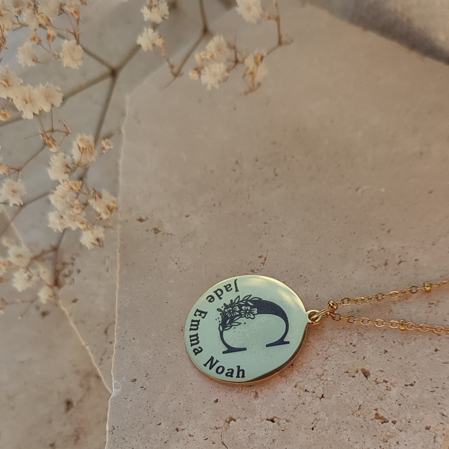 Collier à graver initiale florale : Création