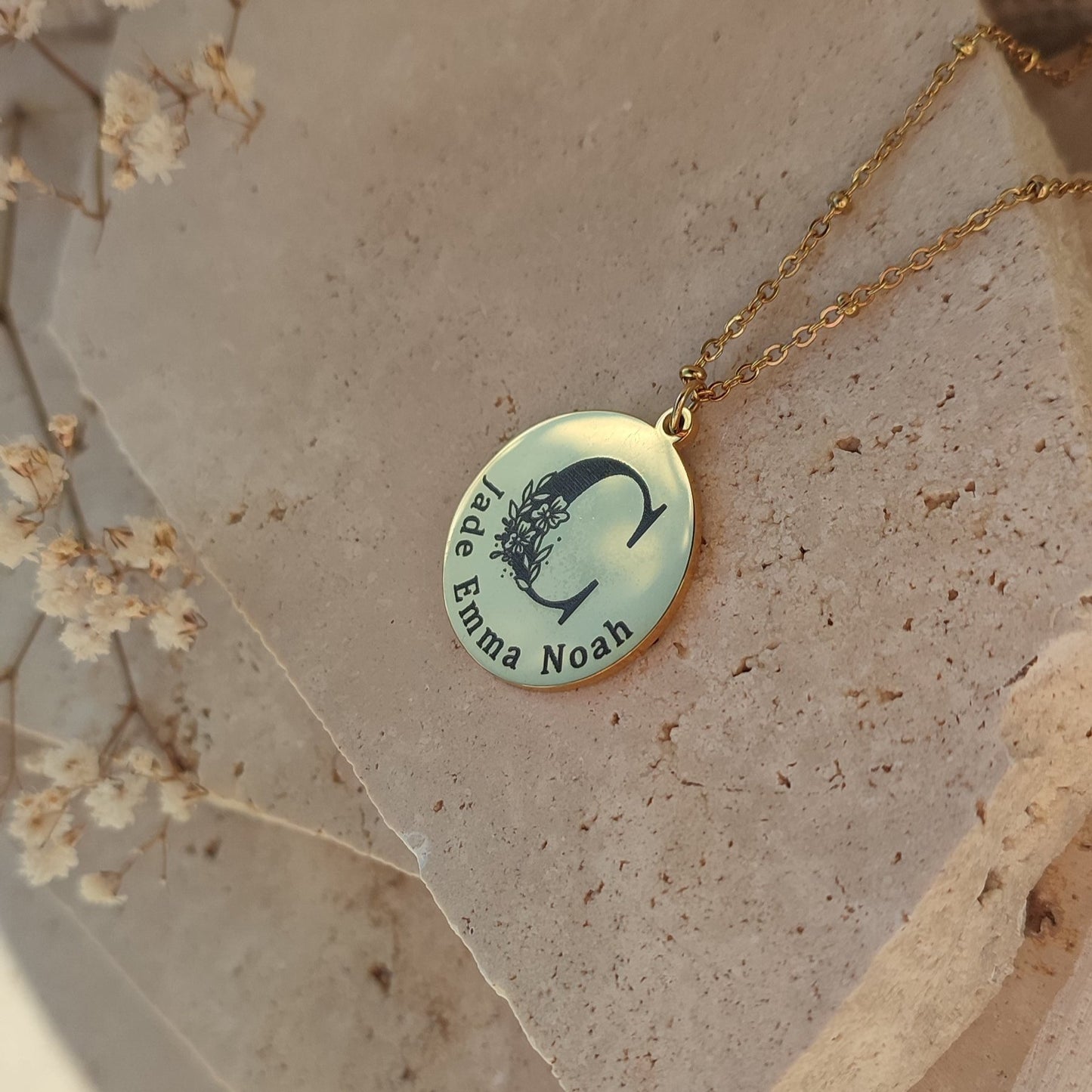 Collier à graver initiale florale : Création