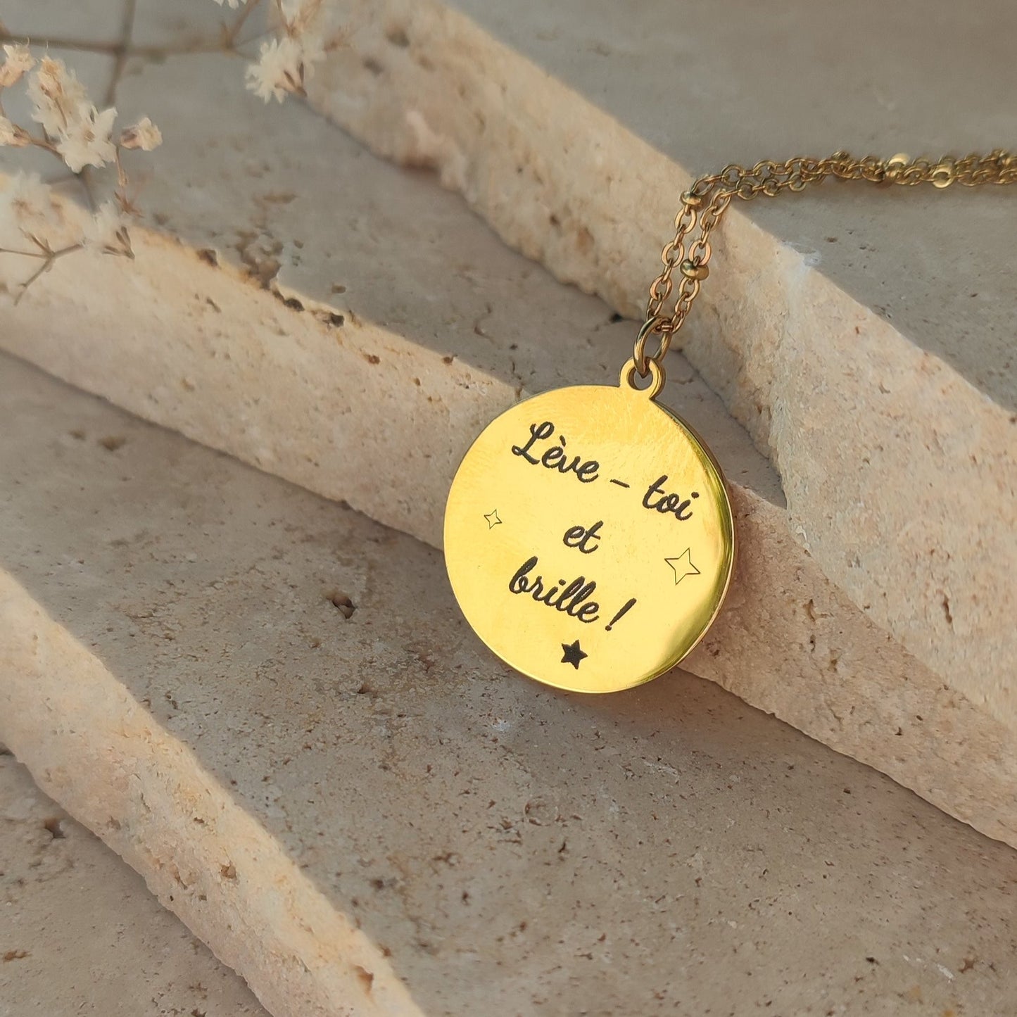 Collier à graver initiale florale : Création