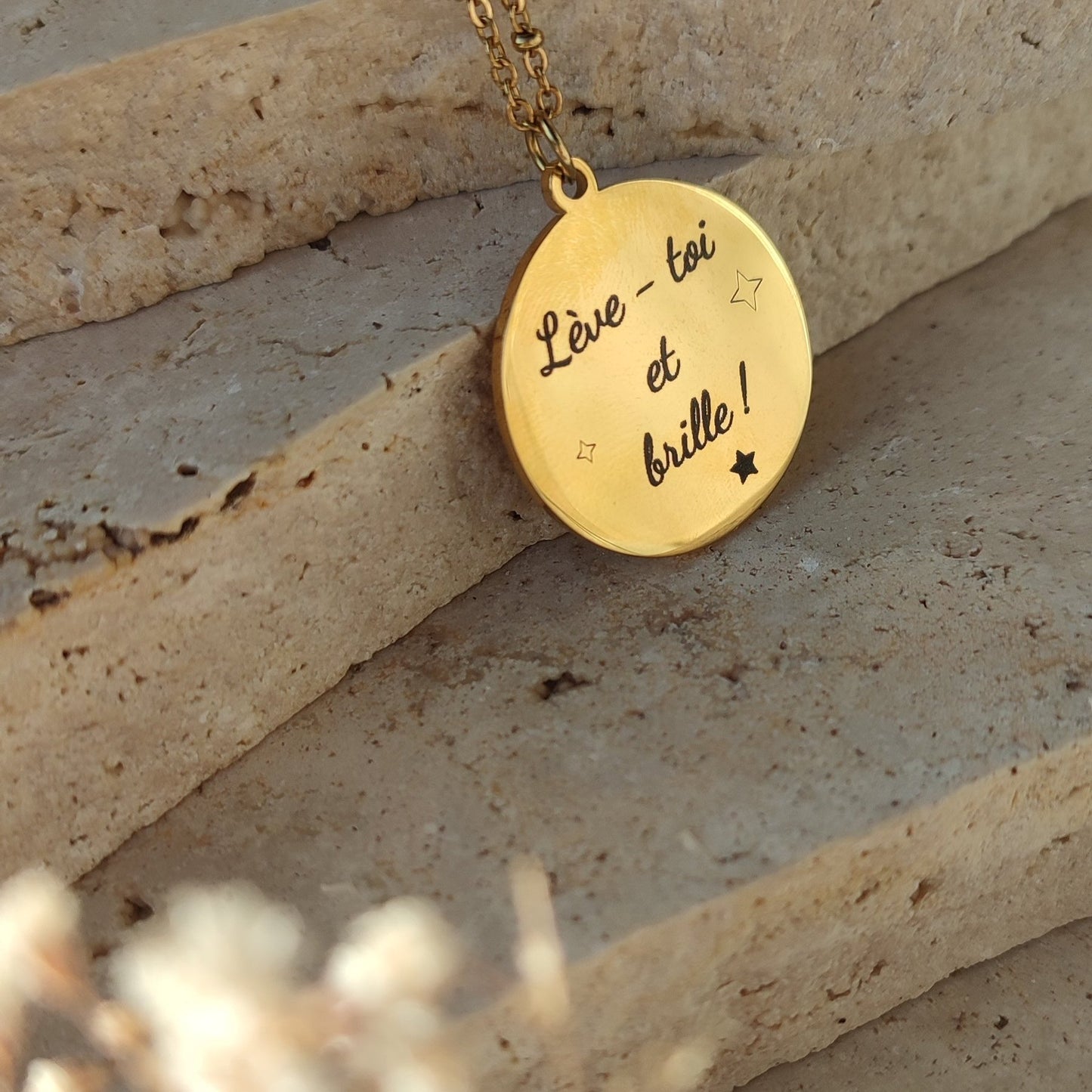 Collier à graver initiale florale : Création