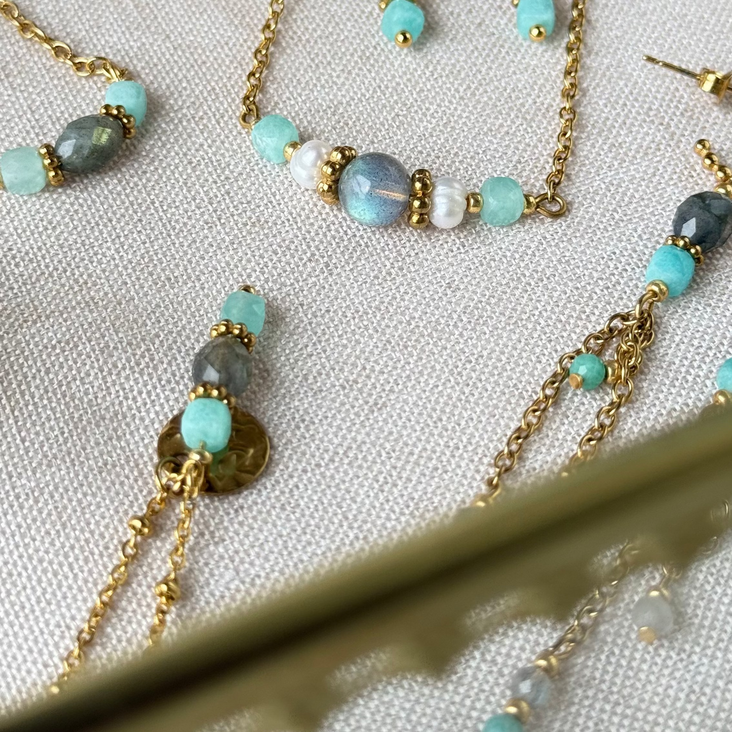 Collier Thea pampille ; création