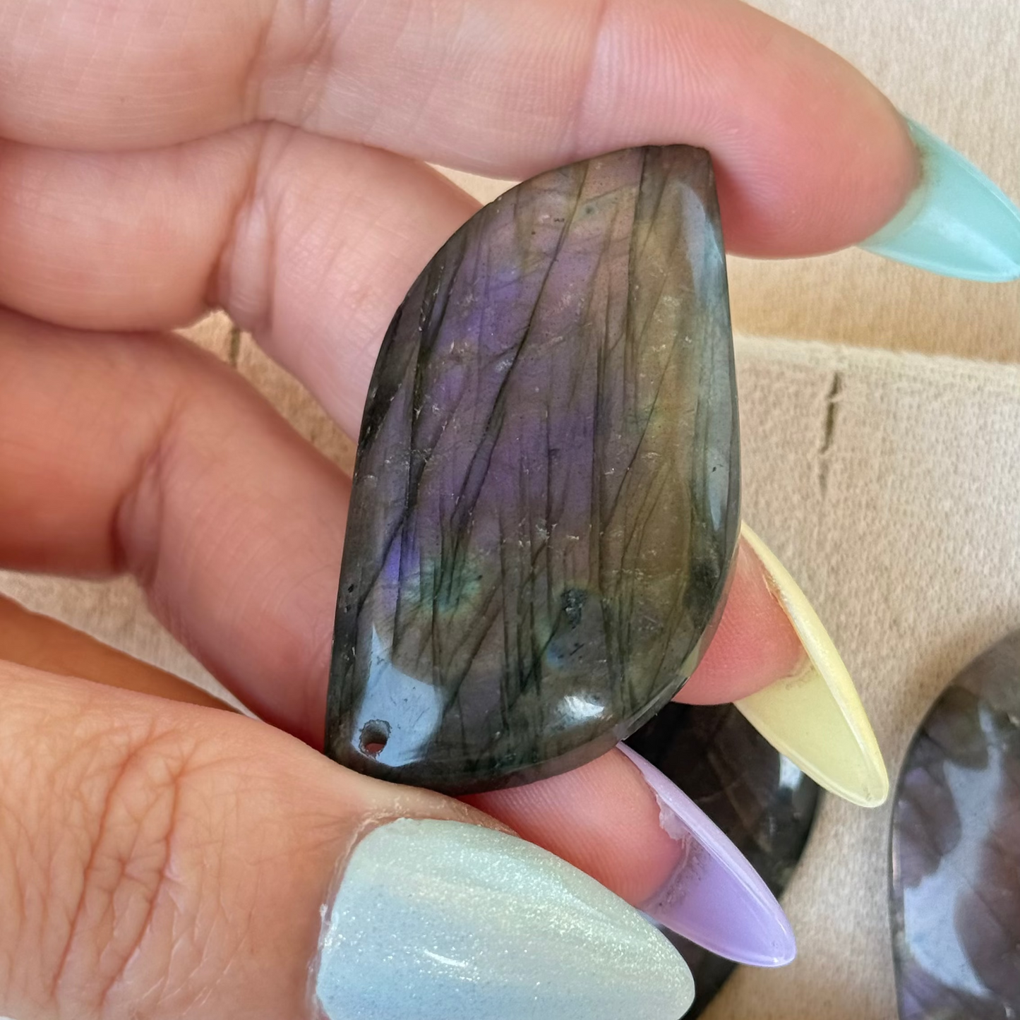 Pendentif labradorite reflet orangé et violet 51MM