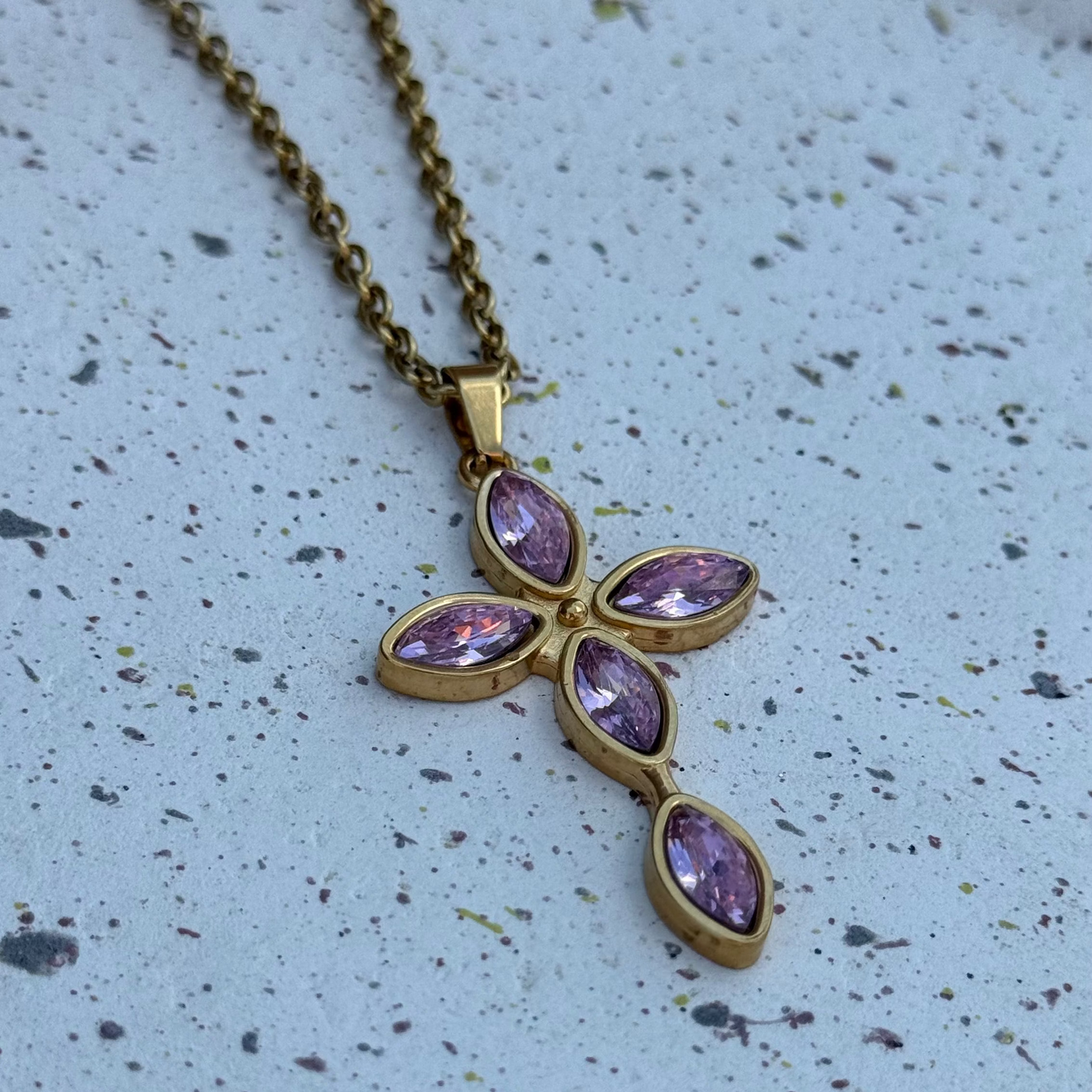 Collier Croix rose ; création