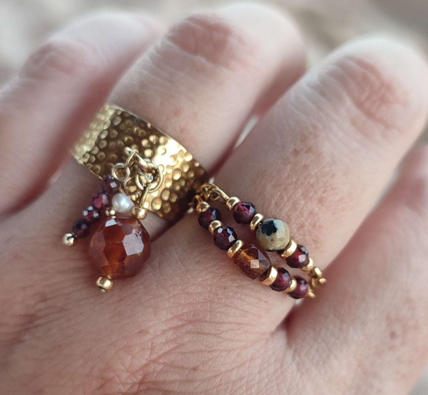 Bague breloque grenat orange rouge et perle d'eau douce ; création