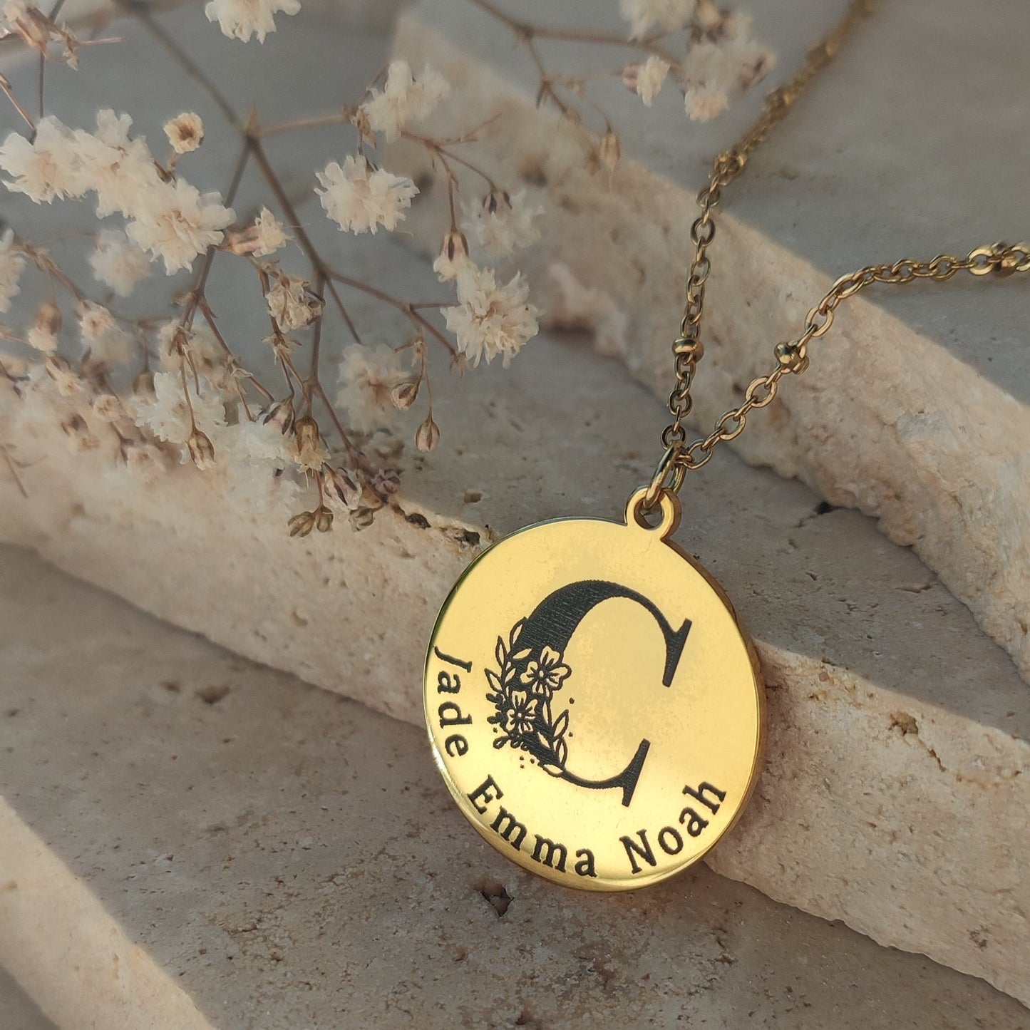 Collier à graver initiale florale : Création