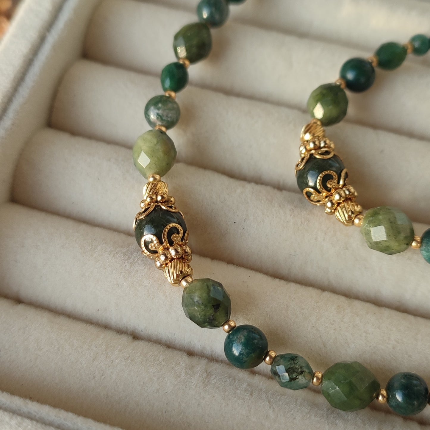 Collier Jade ; Création