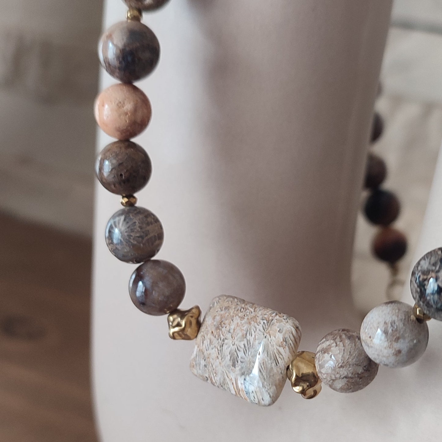 Collier Anne ; Création