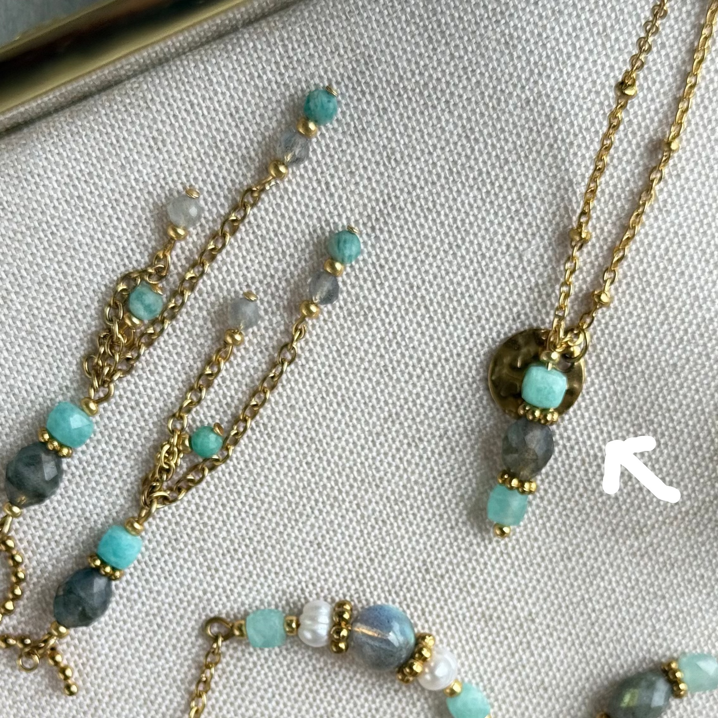 Collier Thea pampille ; création