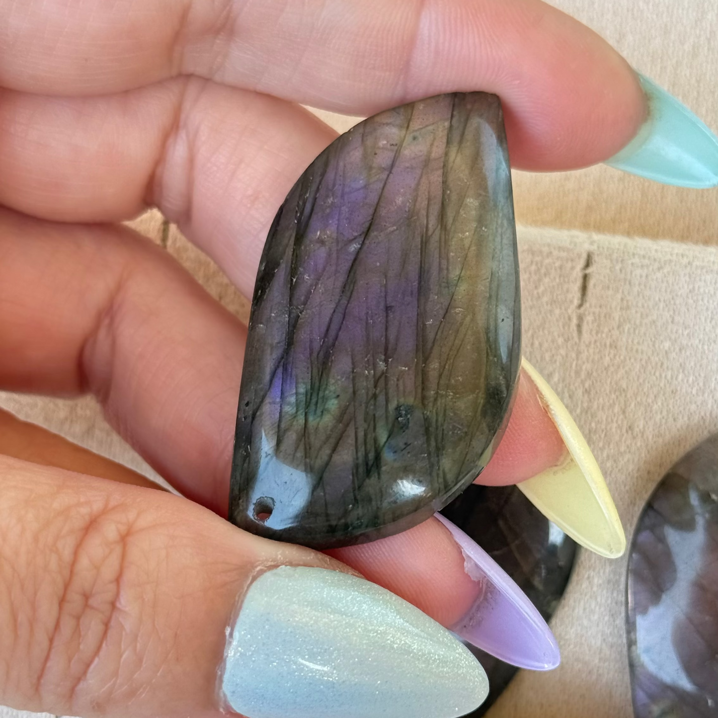 Pendentif labradorite reflet orangé et violet 51MM