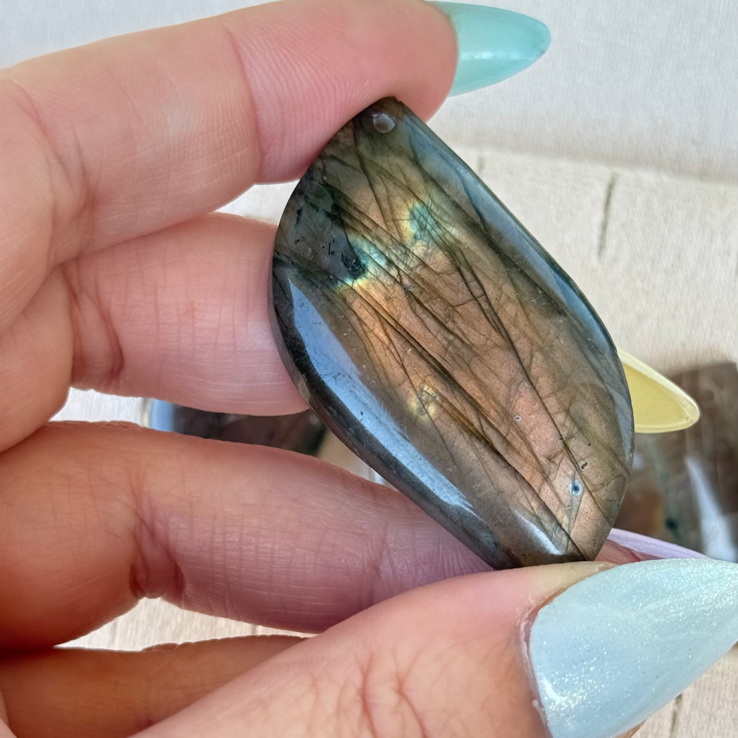 Pendentif labradorite reflet orangé et violet 51MM