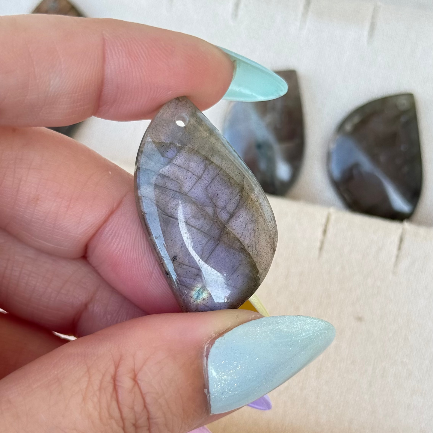 Pendentif labradrite reflets mauve 38mm