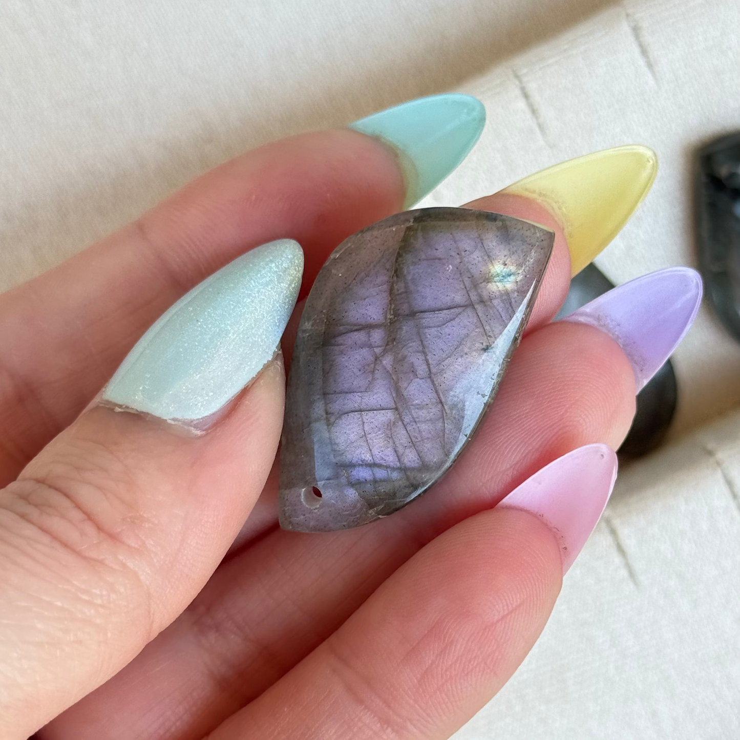Pendentif labradrite reflets mauve 38mm