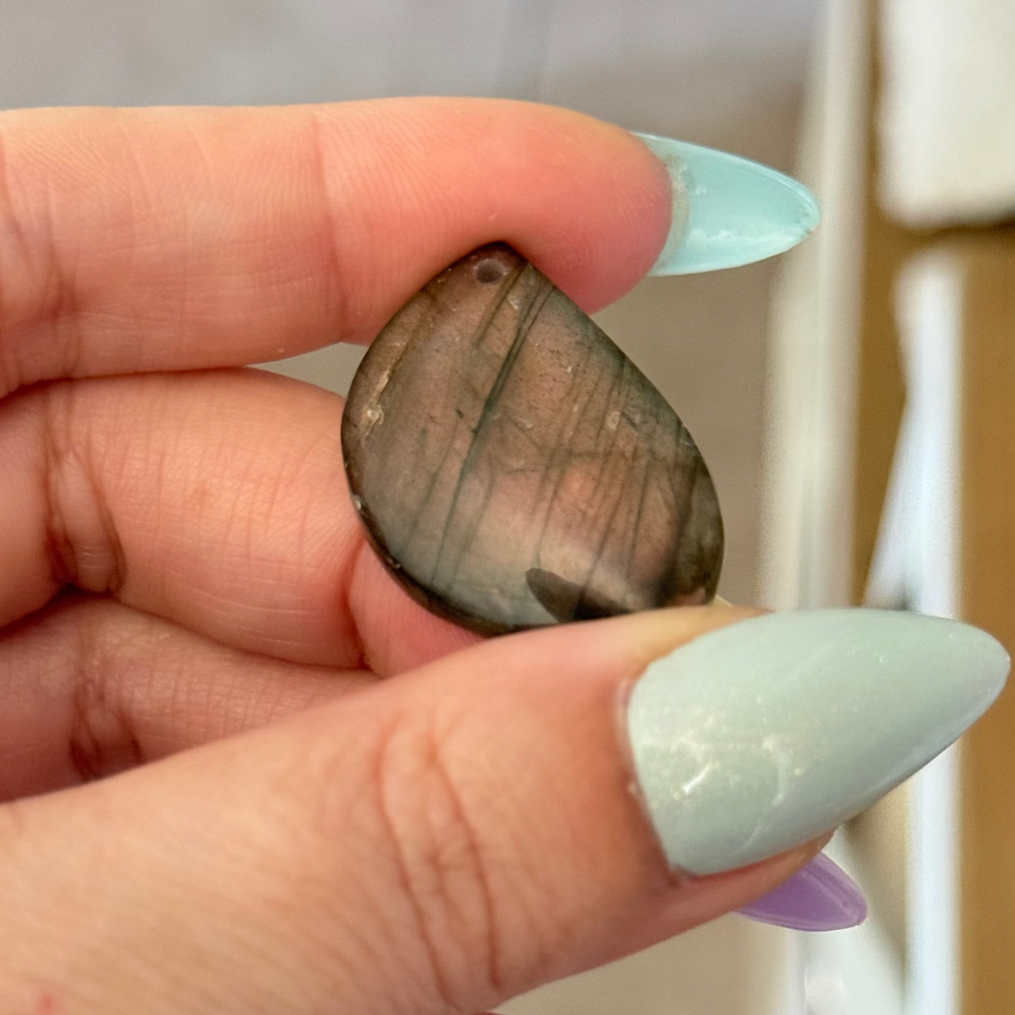 Labradorite reflets orangés foncés et mauve 35mm