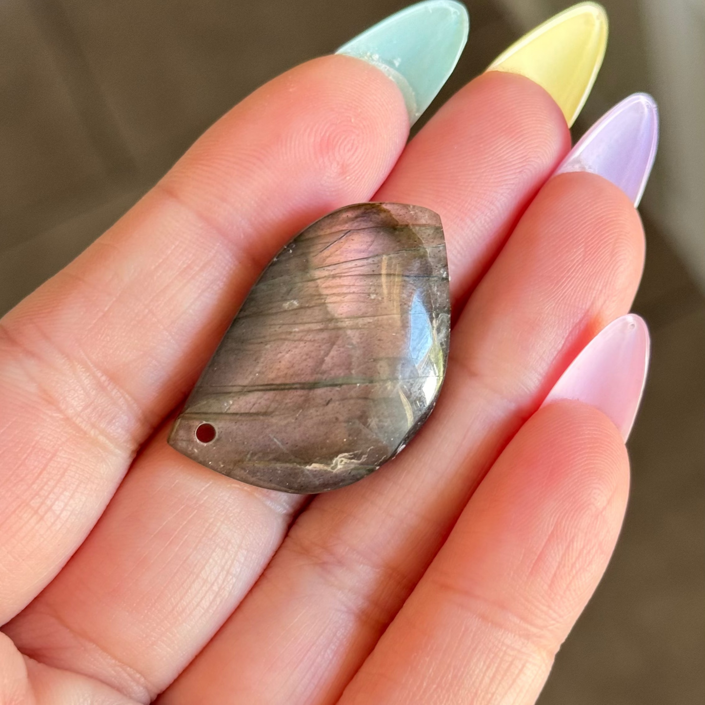 Labradorite reflets orangés foncés et mauve 35mm