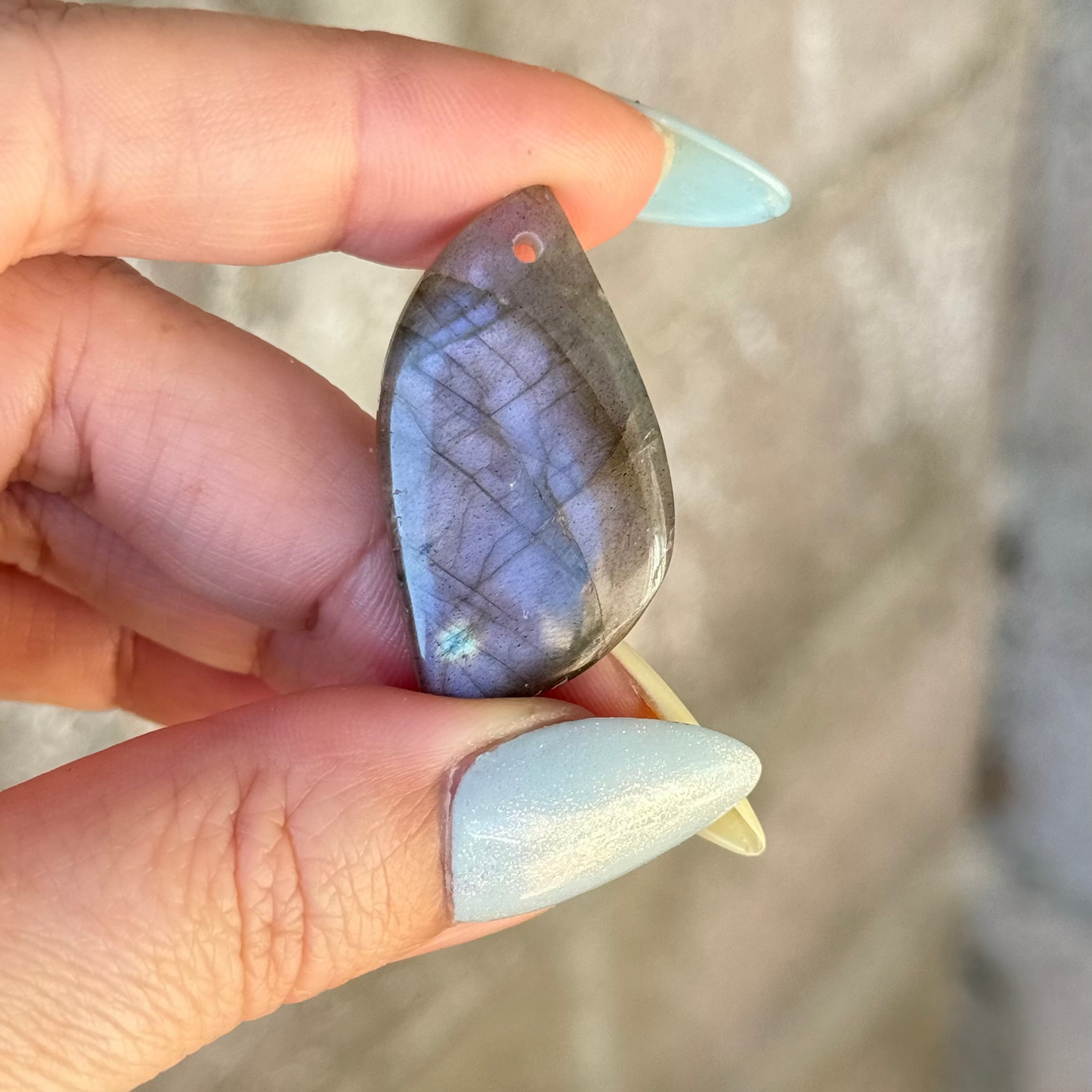 Pendentif labradrite reflets mauve 38mm
