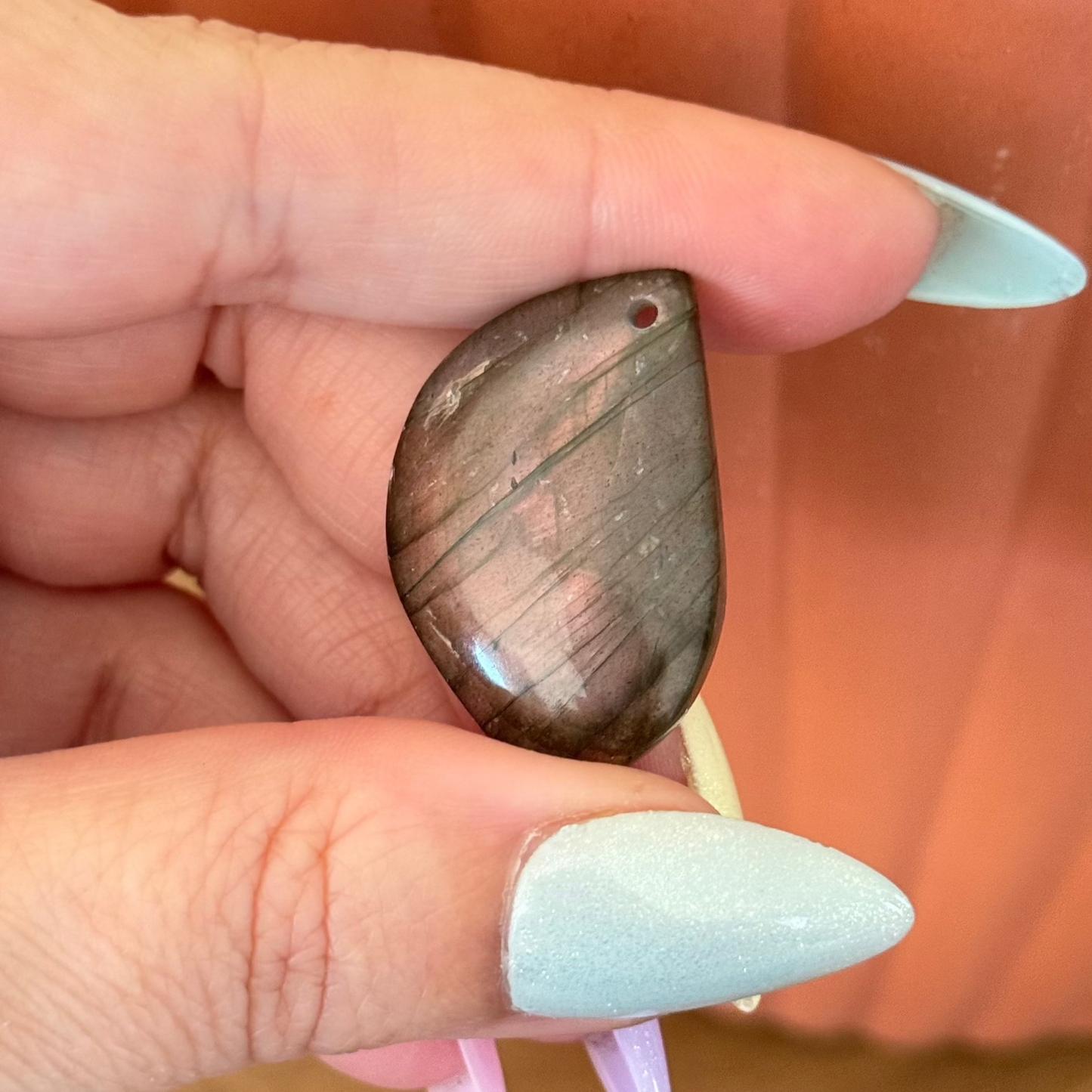 Labradorite reflets orangés foncés et mauve 35mm