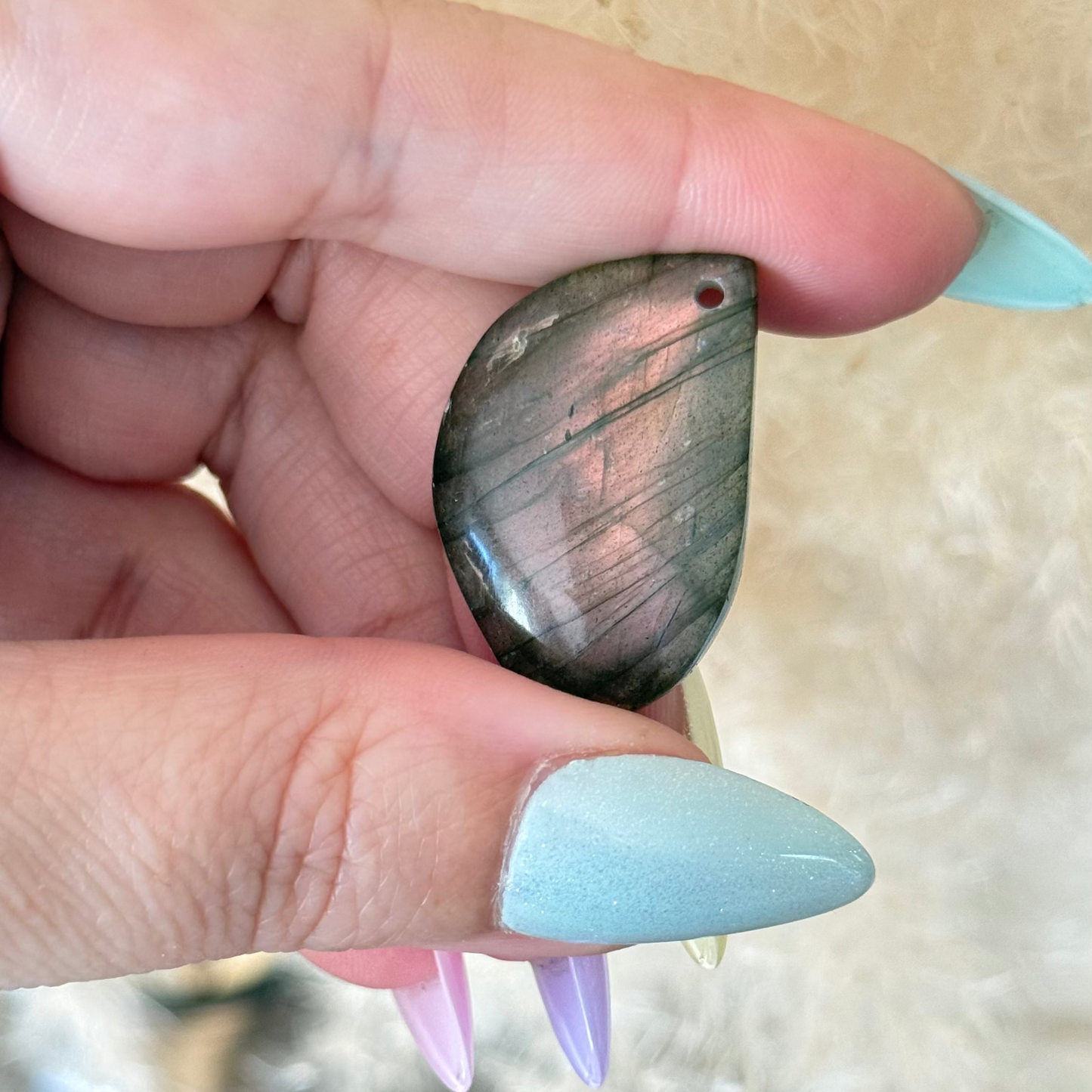 Labradorite reflets orangés foncés et mauve 35mm