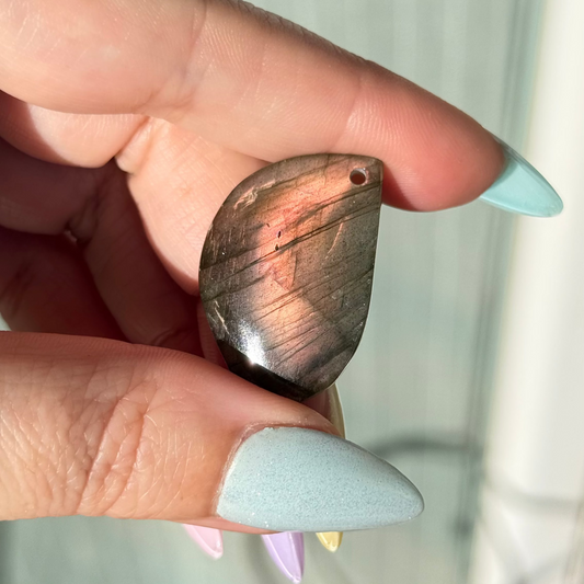 Labradorite reflets orangés foncés et mauve 35mm