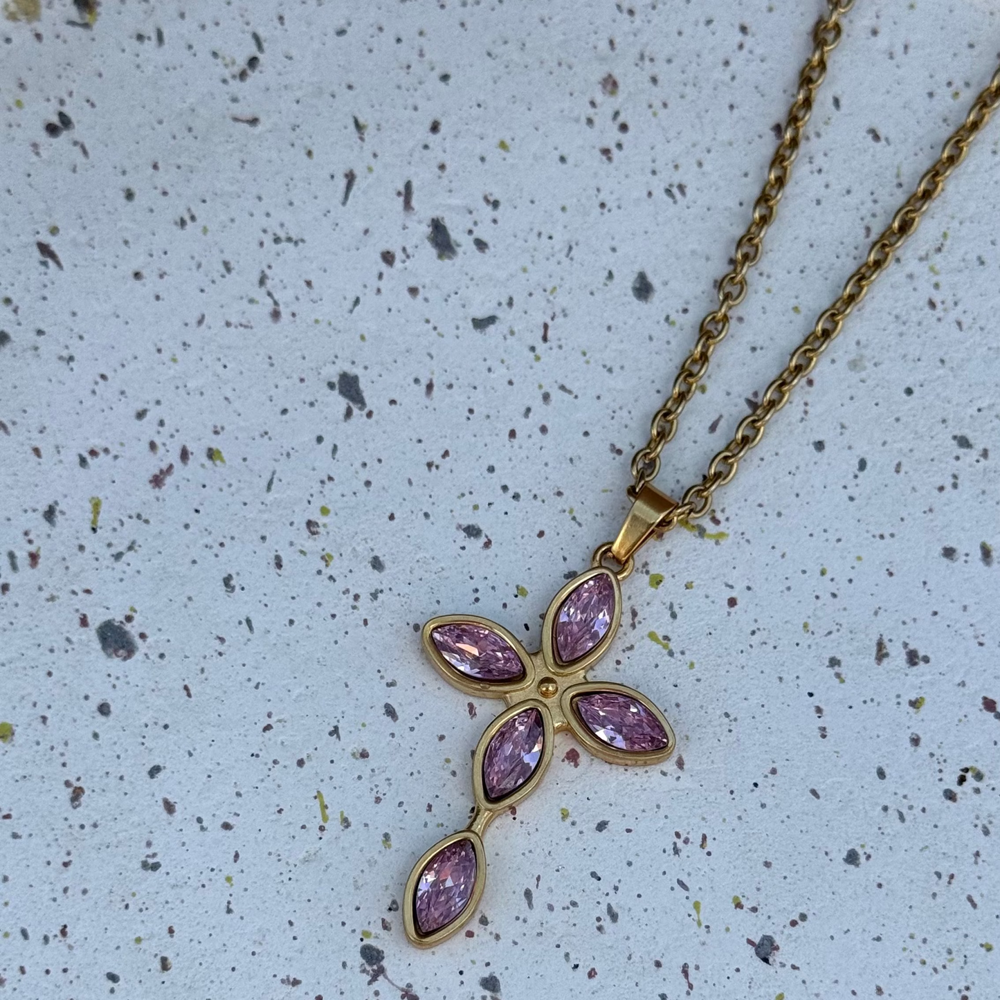 Collier Croix rose ; création