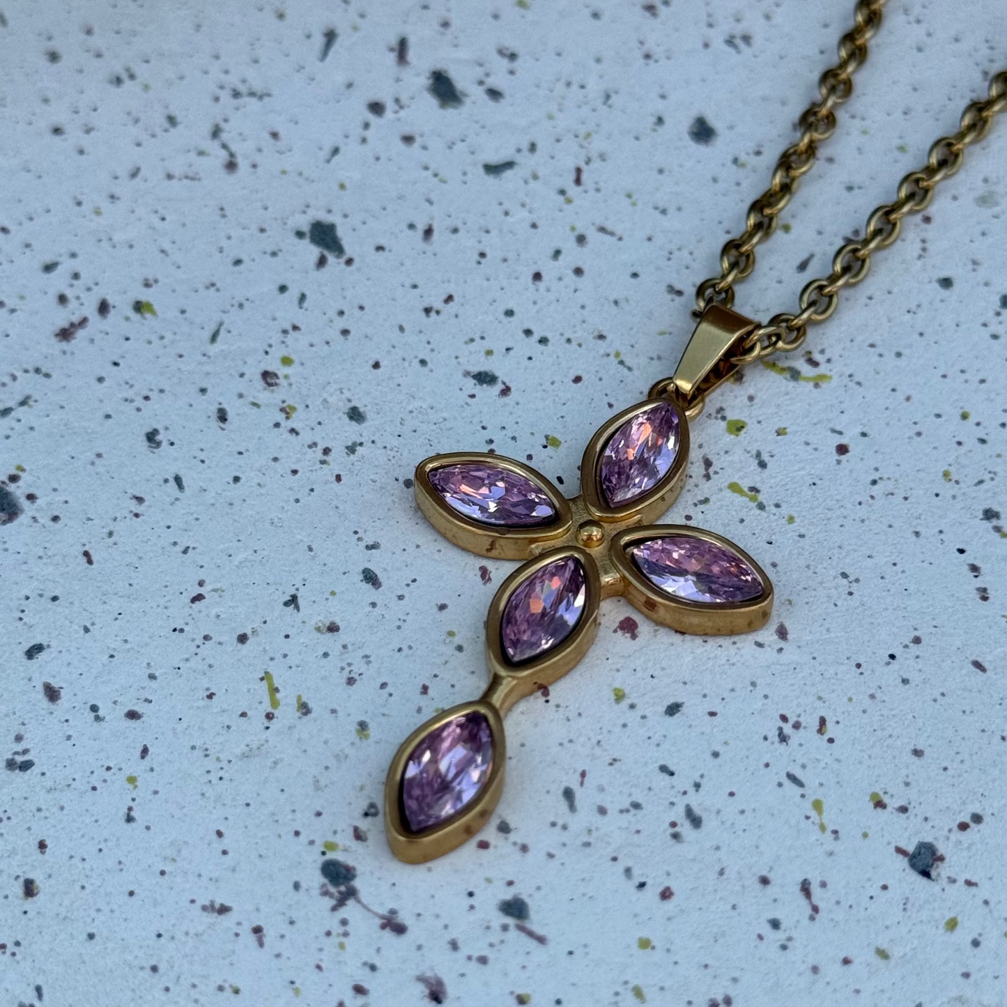 Collier Croix rose ; création