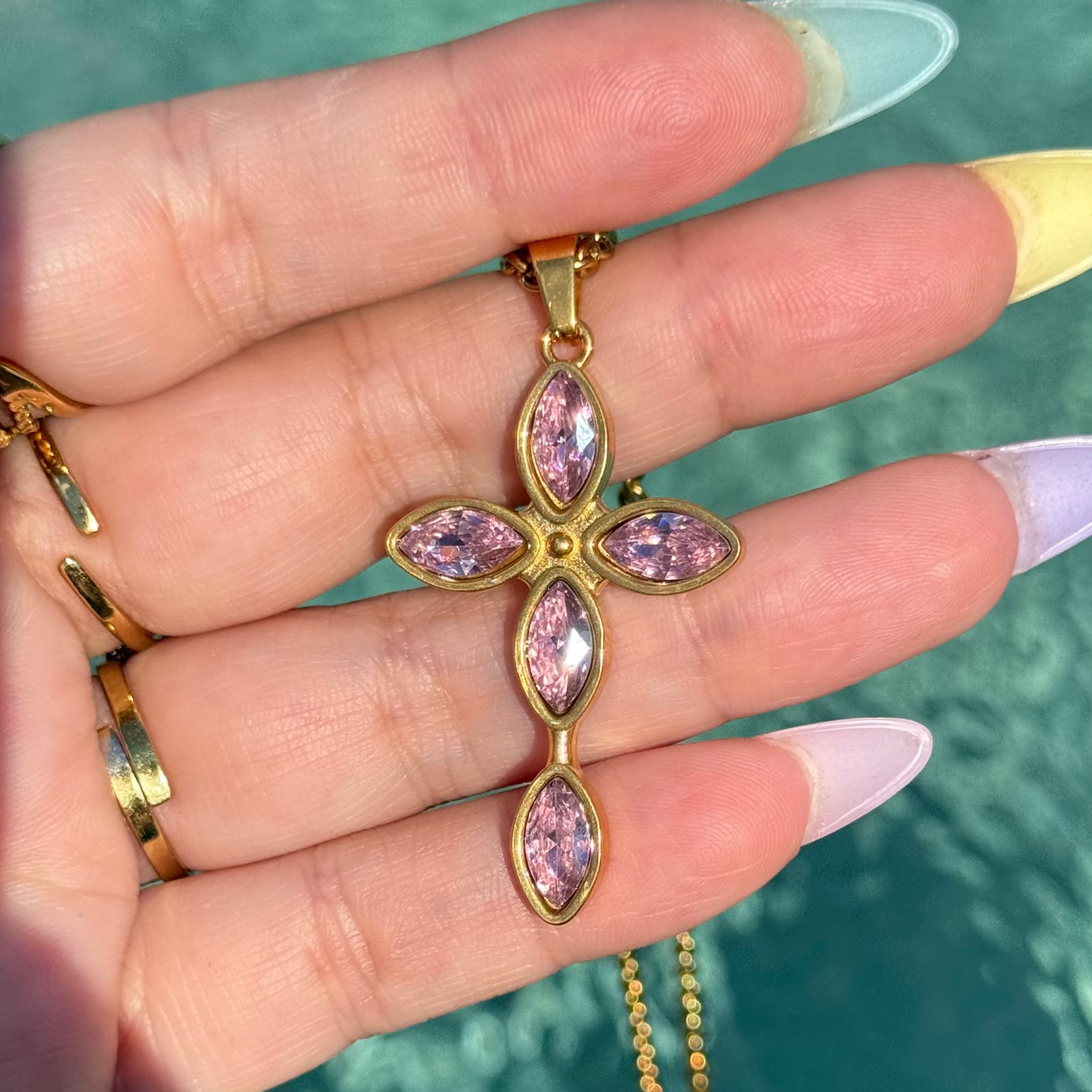 Collier Croix rose ; création