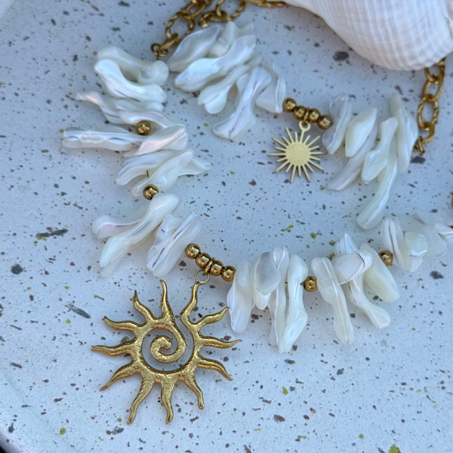 Collier Shell and Sun ; création