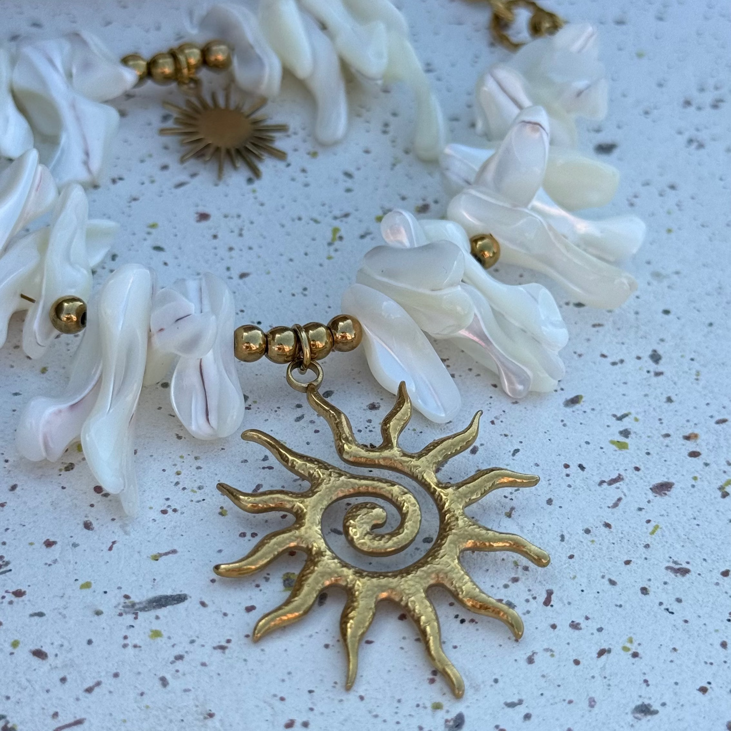 Collier Shell and Sun ; création
