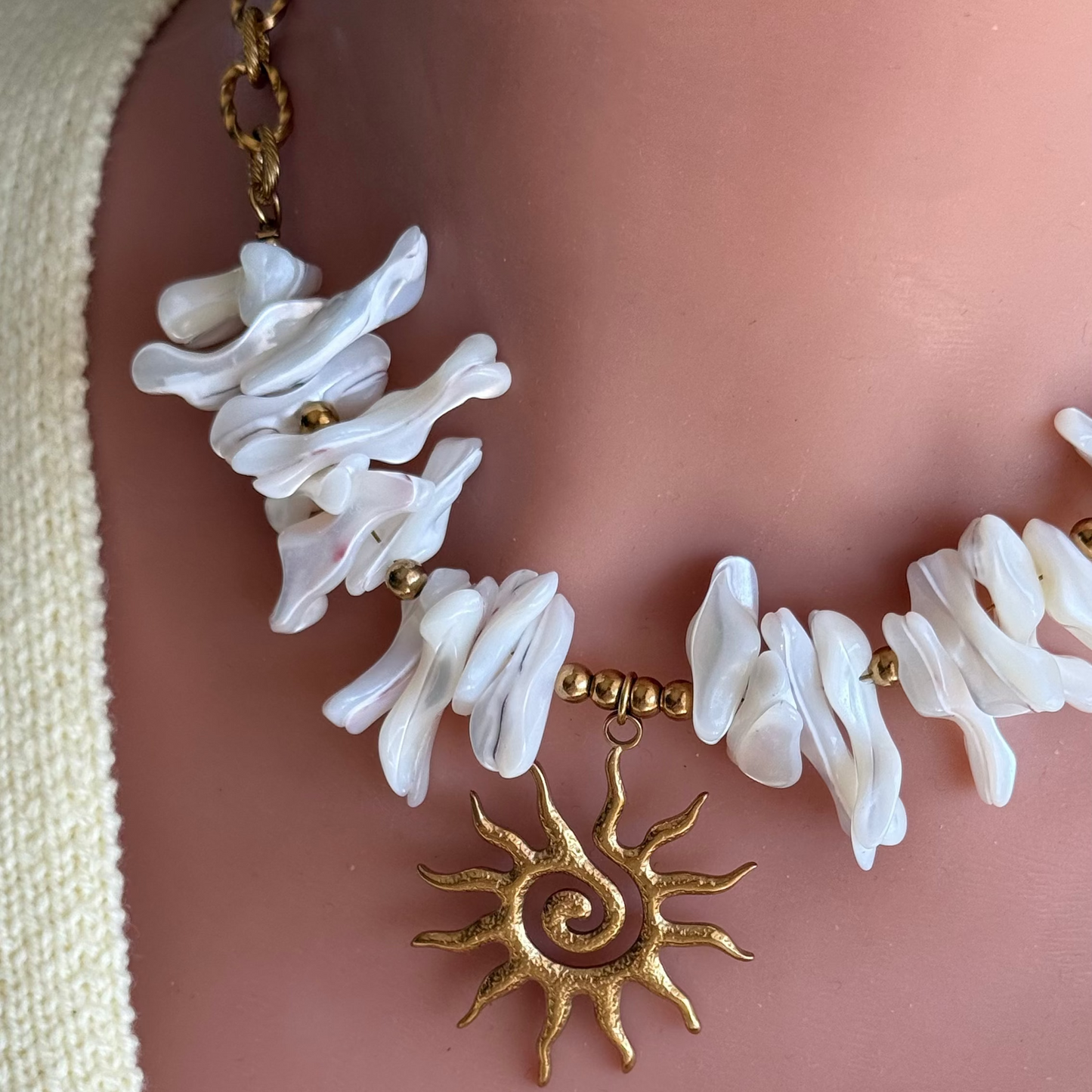 Collier Shell and Sun ; création