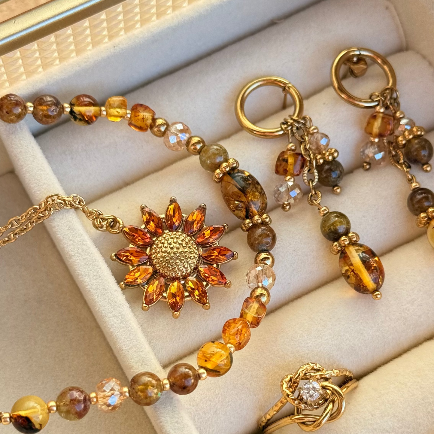 Collier Marguerite ambrée ; création